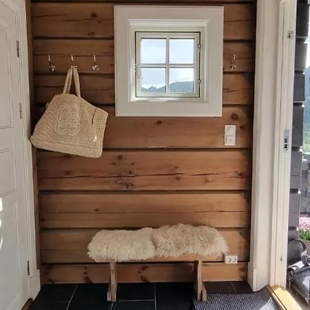 Luxurious 4 Bedroom Mountain With Gaustatoppen View Feriehus